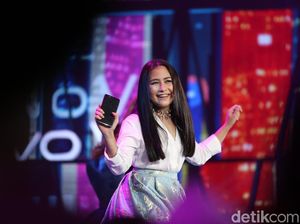 Prilly Latuconsina Happy Banget!