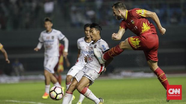 Libur Latihan, Bali United Kunjungi Pengungsi Gunung Agung