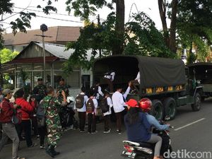 Angkot Mogok Operasi, Pelajar di Cirebon Diangkut Truk TNI