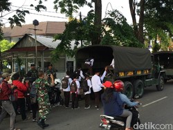 Angkot Mogok Operasi, Pelajar di Cirebon Diangkut Truk TNI