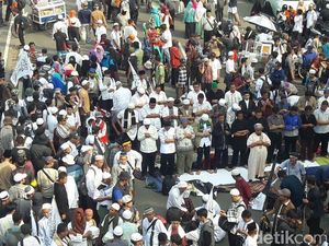 Salat Asar di Tengah Padatnya Massa Aksi 299