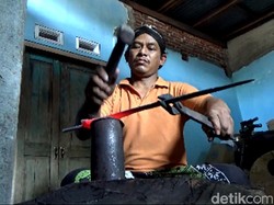 Mengintip Aktivitas Pembuat Keris di Trenggalek
