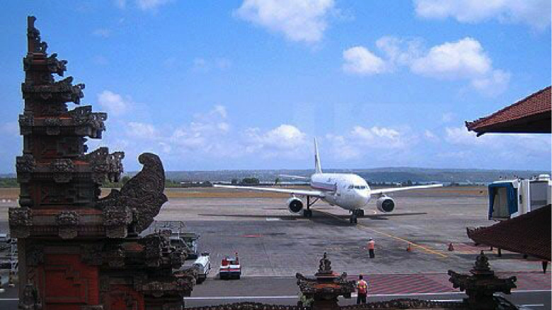 Аэропорт хайнань китай. Денпасар Бали аэропорт. Аэропорт Денпасар. Аэропорт Бали. Аэропорт Хайнань.