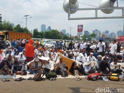 Massa Aksi 299 Mulai Salat Jumat, Penuhi Depan Gerbang DPR