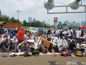Massa Aksi 299 Mulai Salat Jumat, Penuhi Depan Gerbang DPR Massa Aksi 299 Mulai Salat Jumat, Penuhi Depan Gerbang DPR