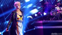 Aksi Enerjik dan Seksi Agnez Mo