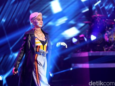 Aksi Enerjik dan Seksi Agnez Mo