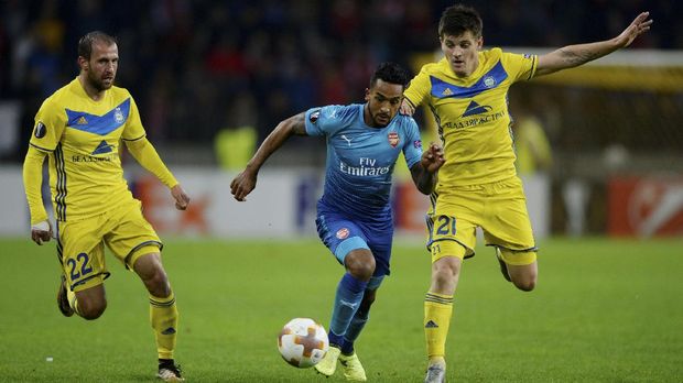 Theo Walcott ingin membuat Olivier Giroud gembira dengan raihan 100 gol untuk Arsenal.