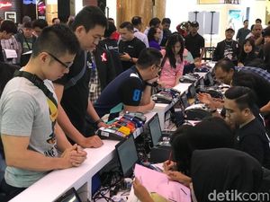 Antrean Mengular Menanti Ponsel Rp 13 Juta