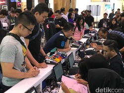 Antrean Mengular Menanti Ponsel Rp 13 Juta