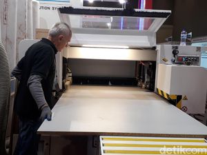 Mesin Ini Bisa Produksi 150 Lemari Dalam Sehari