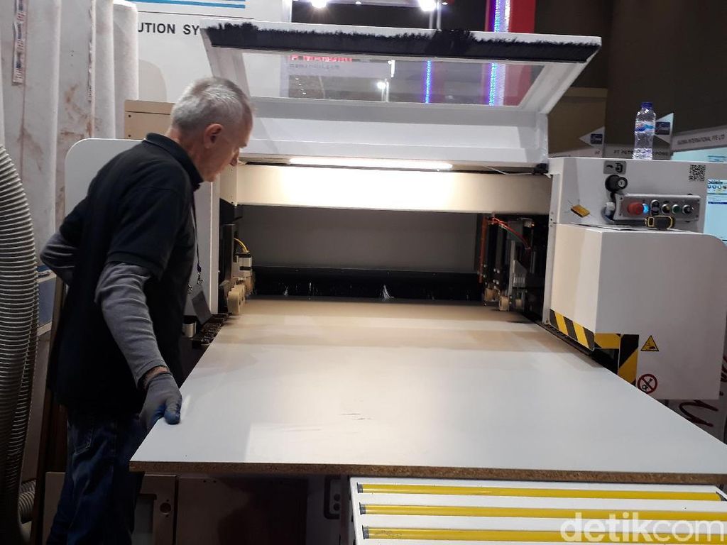 Mesin Ini Bisa Produksi 150 Lemari Dalam Sehari Mesin Ini Bisa Produksi 150 Lemari Dalam Sehari