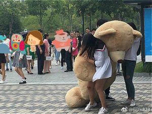 Viral, Pria Tajir  Nembak Cewek dengan Bawa Boneka Raksasa Tapi Ditolak Viral, Pria Tajir  Nembak Cewek dengan Bawa Boneka Raksasa Tapi Ditolak