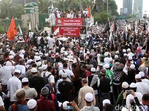 Saat Rekaman Lagu Rizieq Diputar di Tengah Lautan Massa