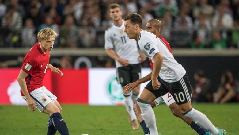 Jerman Tanpa Oezil dan Khedira di Laga Terakhir Kualifikasi Piala Dunia 2018