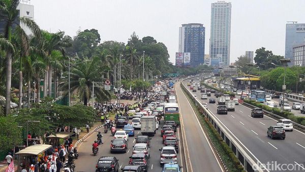 Lalin Depan Gedung DPR/MPR Arah Slipi Mulai Macet