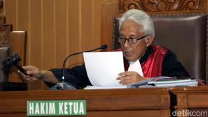 Senyum Pengacara Novanto Salami KPK yang Kalah Praperadilan