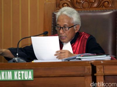 Senyum Pengacara Novanto Salami KPK yang Kalah Praperadilan