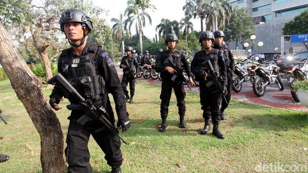 Polisi Bertameng dan Bersenjata Laras Panjang Siap Amankan Aksi 299