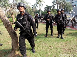 Polisi Bertameng dan Bersenjata Laras Panjang Siap Amankan Aksi 299