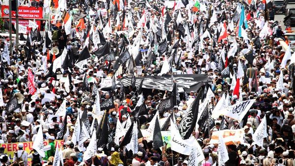 Massa Aksi Penuhi Jalan Depan Gedung DPR