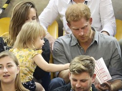 Begini Respons Pangeran Harry Saat Ada Balita yang Ambil Popcorn-nya