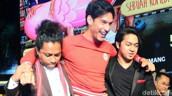 Richard Kyle Cedera Kaki, Jalannya Dipapah Arie Kriting