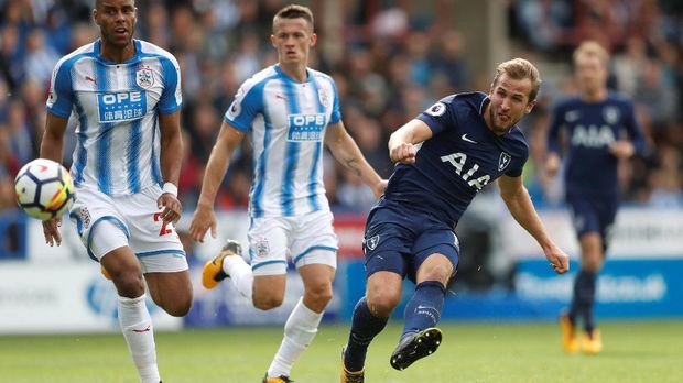 Harry Kane mencetak gol kedua sekaligus memperlebar keunggulan Spurs menjadi 3-0.