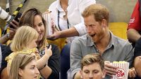 Foto: Ekspresi Pangeran Harry Saat Seorang Balita Curi Popcorn-nya