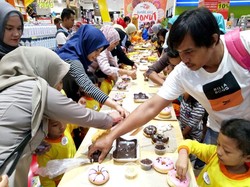 Meriahnya Lomba Hias Donat Anak di Transmart Daya Makassar