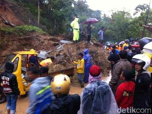 Longsor di Cisompet Garut, Jalur Arah Pantai Selatan Lumpuh Total