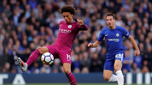 Leroy Sane (kiri) turut menghadirkan ancaman untuk Chelsea ketika Manchester City bertandang ke Stamford Bridge, Sabtu (30/9).