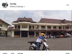 Usai Diajak Free Style Motor, Polisi Ini Oleng