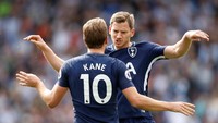 Harry Kane merayakan gol keduanya bersama Jan Vertonghen. Dalam sepekan terakhir Kane mencetak tujuh gol dalam tiga pertandingan (Reuters/Carl Recine)