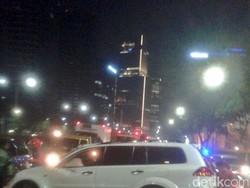 Pajero Tabrak Pembatas Jalan di Depan Balai Kartini