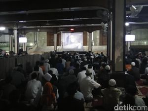 Malam Minggu, Warga Nobar Film G30S/PKI di Masjid Sunda Kelapa