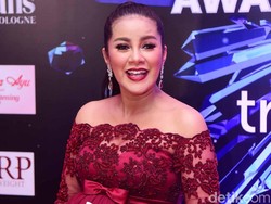 Hamil Besar, Olla Ramlan Masih Nyaman Pakai High Heels