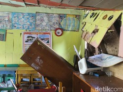 Dihantam Hujan Deras, Bangunan PAUD di Garut Nyaris Ambruk