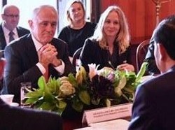 Amelia Lemondhi, Juru Bahasa di Antara Dua Pemimpin