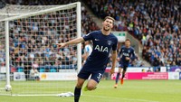 Hanya sekitar enam menit kemudian Tottenham menambah gol. Kali ini Ben Davies mencatatkan namanya di papan skor. (Reuters/Carl Recine)