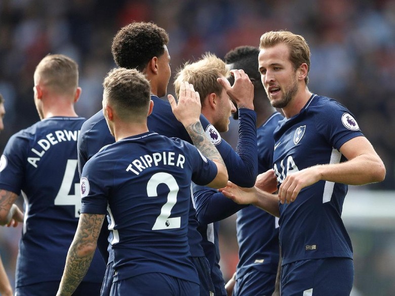 Kane Dua Gol, Tottenham Libas Huddersfield 4-0