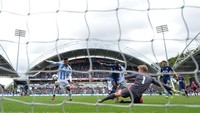 Di menit pertama periode injury time babak kedua, Moussa Sissoko menutup pesta Tottenham dengan gol yang dia lesakkan. (REUTERS/Peter Powell)