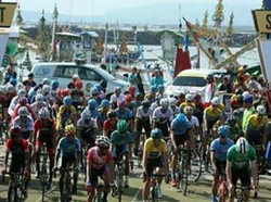 Pembalap International Tour de Banyuwangi Ijen Disuguhi Mobil Hias