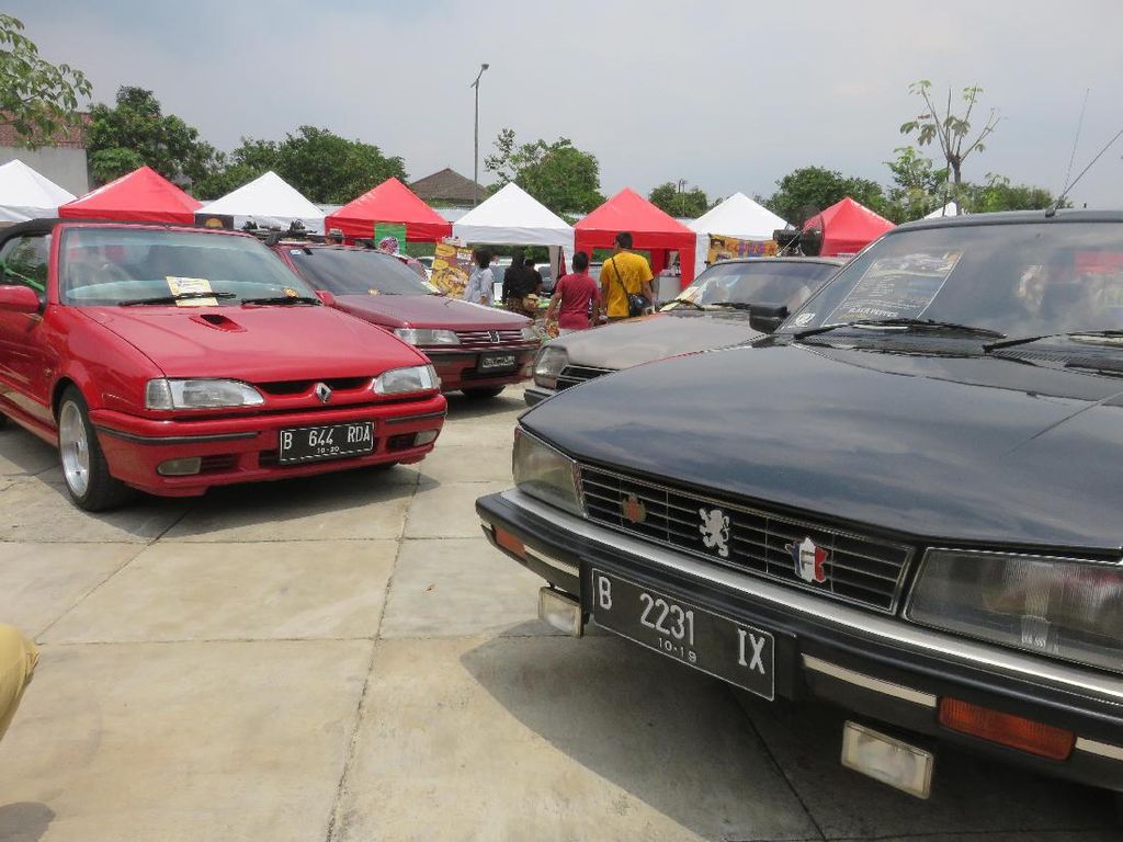 Puluhan Mobil Prancis Kumpul di Kemang Layaknya Museum Puluhan Mobil Prancis Kumpul di Kemang Layaknya Museum