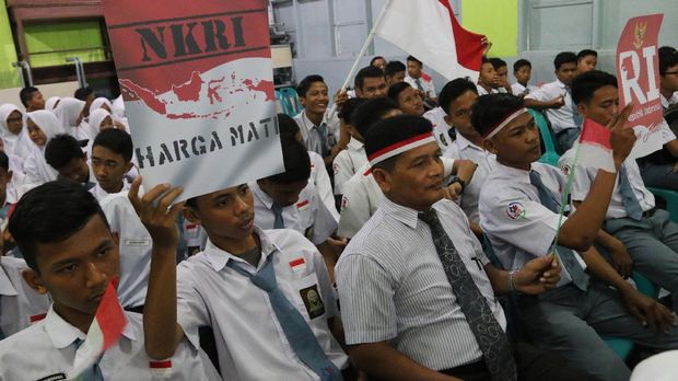 Puluhan siswa SMK Multi Karya bersama guru mengikuti nonton bareng film pengkhianatan G30S/PKI, di Medan, Sumatera Utara, Rabu (27/9). Nonton bareng yang digelar pihak sekolah bekerjasama dengan TNI tersebut, untuk mengingatkan kembali sejarah kelam bangsa sekaligus memberikan pemahaman kepada generasi muda tentang bahaya laten komunis. ANTARA FOTO/Irsan Mulyadi/foc/17.