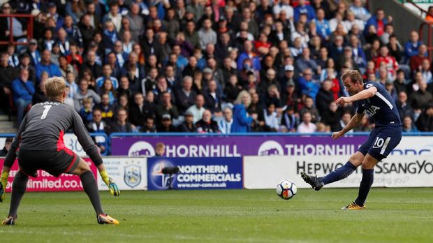 Harry Kane membuka keran gol Tottenham Hotspur atas Huddersfield Town.