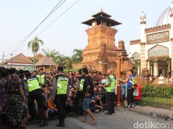 Berebut Nasi Jangkrik Penuh Berkah di Masjid Menara Kudus