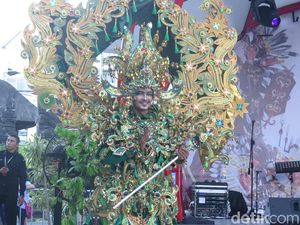 Kostum-kostum Megah Jember Fashion Carnaval yang Beratnya Mencapai 28 Kg