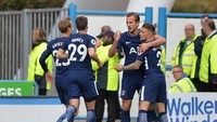 Harry Kane merayakan gol pertama yang dia buat ke gawang Huddersfield. (REUTERS/Peter Powell)
