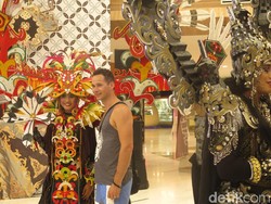 Jember Fashion Carnaval Sedot Perhatian Turis Asing di Bali